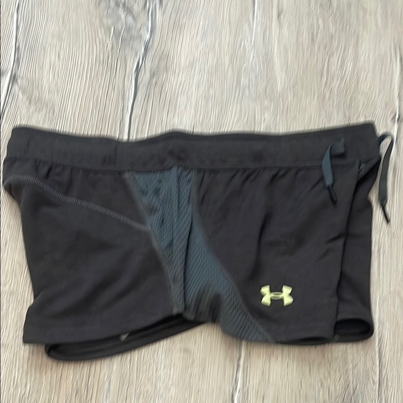 Under Armour Gray Athletic Shorts with Elastic Waistband and Breathable Fabric - Picture 9 of 9